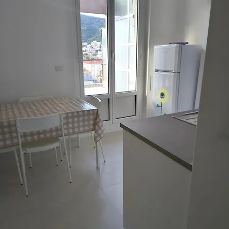 Attico Sul Mare Con Balcone Sulla E Terrazza Solarium Di 25 Mq Appartement *