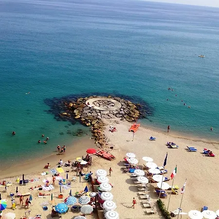 Attico Sul Mare Con Balcone Sulla Spiaggia E Terrazza Solarium Di 25 Mq